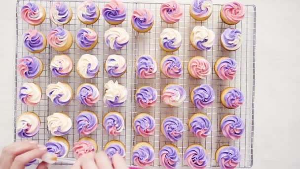 Flach Lag Kleine Vanille Cupcakes Mit Glitzerstaub Bestäuben — Stockvideo