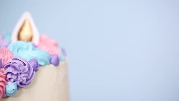 Gastronomische Unicorn Cake Met Roze Paarse Botterroom Berijpen Blauwe Achtergrond — Stockvideo