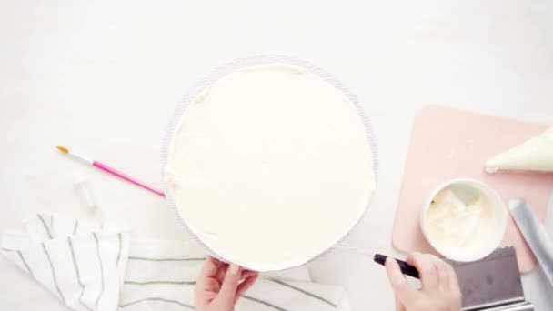 Pose Plate Gâteau Rose Violet Glaçant Avec Glaçage Crème Beurre — Video