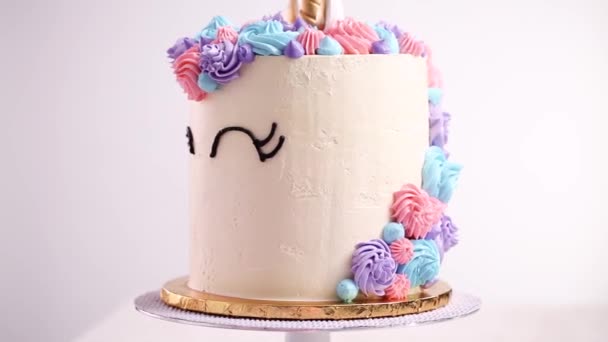 Baker Decorando Pastel Unicornio Para Fiesta Cumpleaños Niña — Vídeo de stock