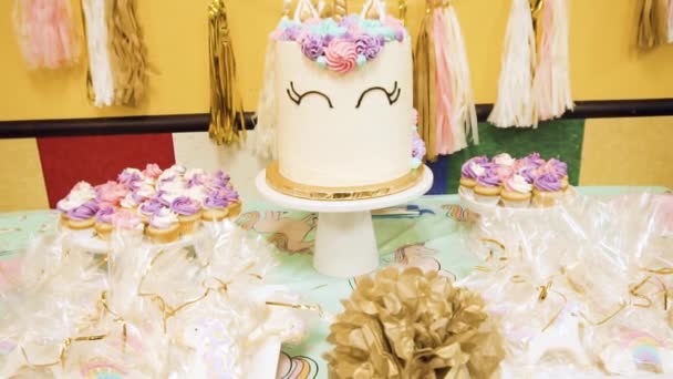 スローモーション 背の高いユニコーン少女の誕生日パーティーでケーキ — ストック動画
