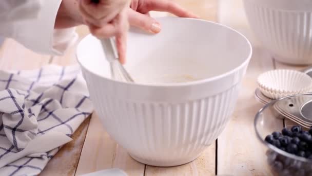Mezclar Los Ingredientes Tazón Para Muffins Arándanos — Vídeo de stock