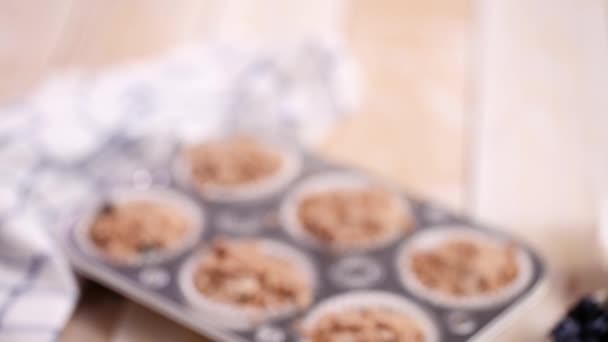 Zimt Und Zucker Auf Blaubeer Muffinteig Löffeln — Stockvideo