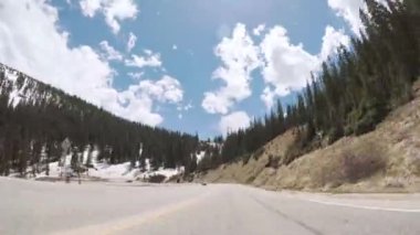 Denver, Colorado, ABD-Mayıs 27, 2018 - zaman atlamalı. Rocky Dağı Milli Parkı'nda döşeli yolda sürüş.