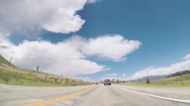 Denver, Colorado, ABD-Mayıs 27, 2018 - zaman atlamalı. Göl Granby yakınındaki dağ otoyolda sürüş.