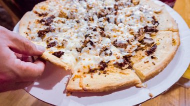 Küçük dağ kasabası pizza restoranda yemek out.