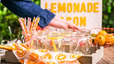 Frambuazlı limonata taze limon ve mason kavanoz içme içinde ahududu ile süslenmiş.