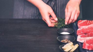 Ham New York şerit biftek ağaç kesme tahtası.