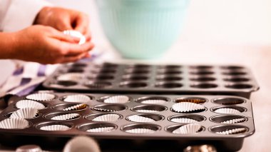 Kağıt cupcake gömlekleri ile astar cupcake tavada.