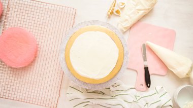 Düz yatıyordu. Yapmak için montaj pembe ve mor pasta katının tek boynuzlu at kek küçük kızın Doğum günü partisi için.