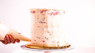Beyaz buttercream buzlanma ile pembe ve mor pasta frosting Baker.