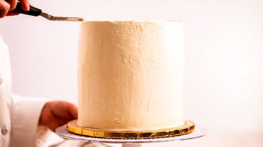 Beyaz buttercream buzlanma ile pembe ve mor pasta frosting Baker.