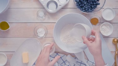Blueberry muffins için karıştırma kase içinde birlikte malzemeyi karıştırma.