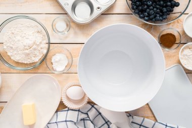 Düz yatıyordu. Masada blueberry muffins yapmak için malzemeler.