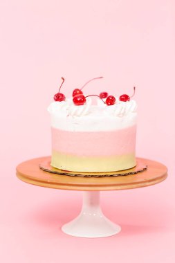 Spumoni pasta pembe bir arka plan üzerinde.