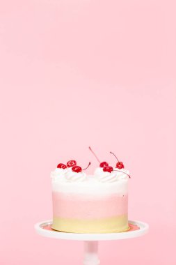 Spumoni pasta pembe bir arka plan üzerinde.