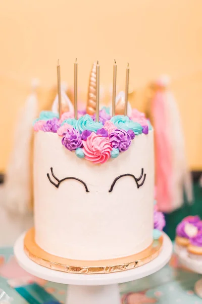 Höga Unicorn Tårta Lilla Flickans Födelsedagsfest — Stockfoto