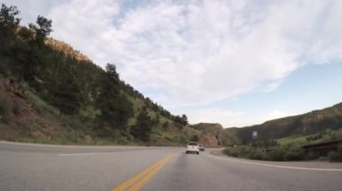 Estes Park, Colorado, ABD-Mayıs 27, 2018 - dağ yolda sürüş Estes Park ve Boulder arasında akşamları.