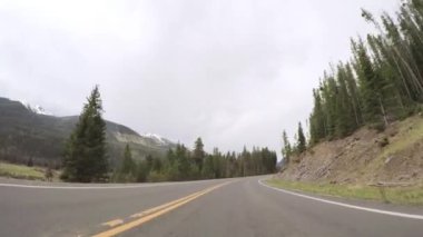 Rocky Dağı Milli Parkı'nda döşeli yolda sürüş