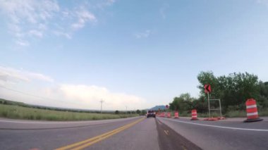 Boulder alan de döşeli yol sürüş