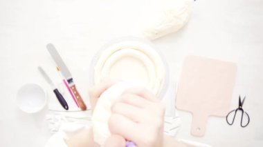 Düz yatıyordu. Beyaz buttercream buzlanma ile pembe ve mor pasta buzlanma