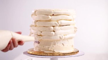 Beyaz buttercream buzlanma ile pembe ve mor pasta frosting Baker.