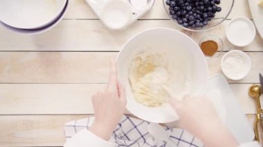 Blueberry muffins için karıştırma kase içinde birlikte malzemeyi karıştırma.