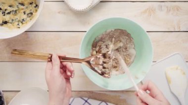 Blueberry muffins için karıştırma kase içinde birlikte malzemeyi karıştırma.