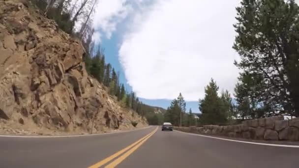 Condução Estrada Pavimentada Parque Nacional Montanha Rochosa — Vídeo de Stock