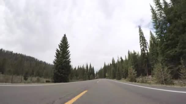 Vezetés Kövezett Úton Rocky Mountain Nemzeti Parkban — Stock videók