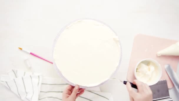 Acostado Frosting Pastel Rosa Púrpura Con Glaseado Crema Blanca — Vídeo de stock