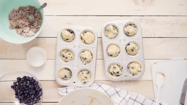 Scooping Blueberry Muffin Tésztát Fém Muffin Pan — Stock videók