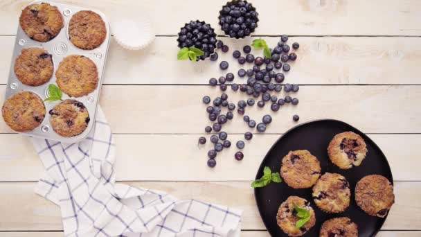 Figyelembe Véve Fém Muffin Pan Áfonyás Muffin — Stock videók