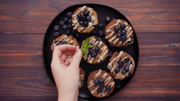 Lätt Regn Vit Choklad Ovanpå Blueberry Muffins — Stockvideo