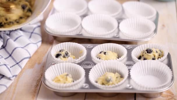 Zgarnął Blueberry Muffin Ciasto Metalowej Miski Muffin — Wideo stockowe