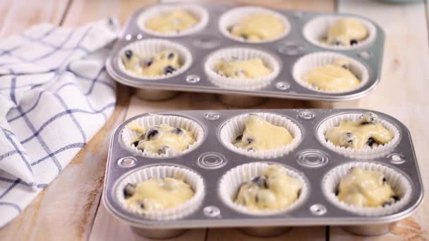 Scooping Blueberry Muffin Beslag Muffin Metaalpan — Stockvideo