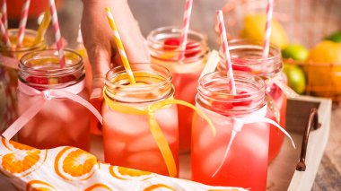 Frambuazlı limonata taze limon ve mason kavanoz içme içinde ahududu ile süslenmiş.