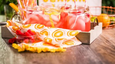 Frambuazlı limonata taze limon ve mason kavanoz içme içinde ahududu ile süslenmiş.