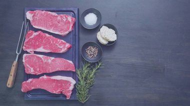 Ham New York şerit biftek ağaç kesme tahtası.