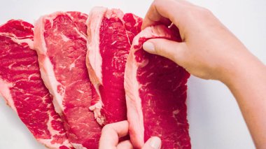 Ham New York şerit biftek ağaç kesme tahtası.