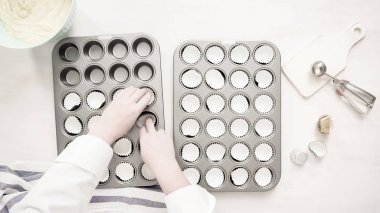 Düz yatıyordu. Kağıt cupcake gömlekleri ile astar cupcake tavada.