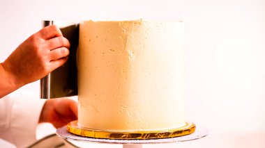 Beyaz buttercream buzlanma ile pembe ve mor pasta frosting Baker.