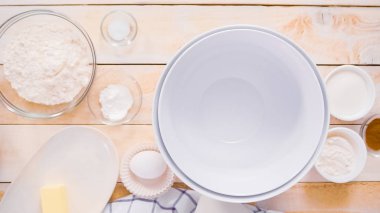 Masada ev yapımı blueberry muffins yapmak için malzemeler.