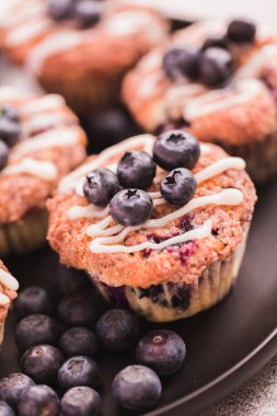 Organik malzemelerle hazırlanan ev yapımı blueberry muffins.