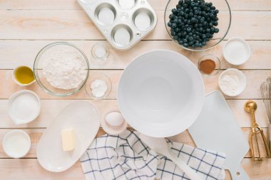 Düz yatıyordu. Masada blueberry muffins yapmak için malzemeler.