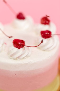 Spumoni pasta pembe bir arka plan üzerinde.