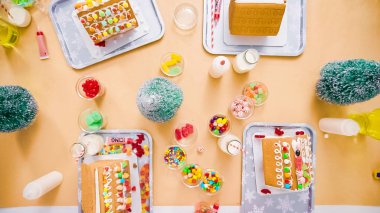 Düz yatıyordu. Noel dekorasyon küçük gösterişli evler çocuklar parti zanaat.