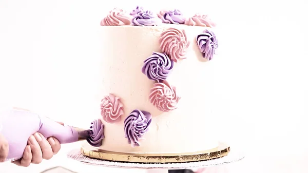 Baker Rurociągów Pastelowy Kolor Rozety Buttercream Biały Tort Zrobić Jednorożca — Zdjęcie stockowe