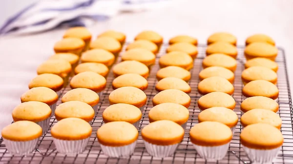 Čerstvě Upečené Malé Vanilkový Cupcakes — Stock fotografie