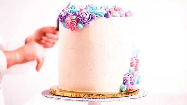 Baker Leidingen Pastel Kleur Botterroom Rozetten Een Witte Cake Maken — Stockfoto